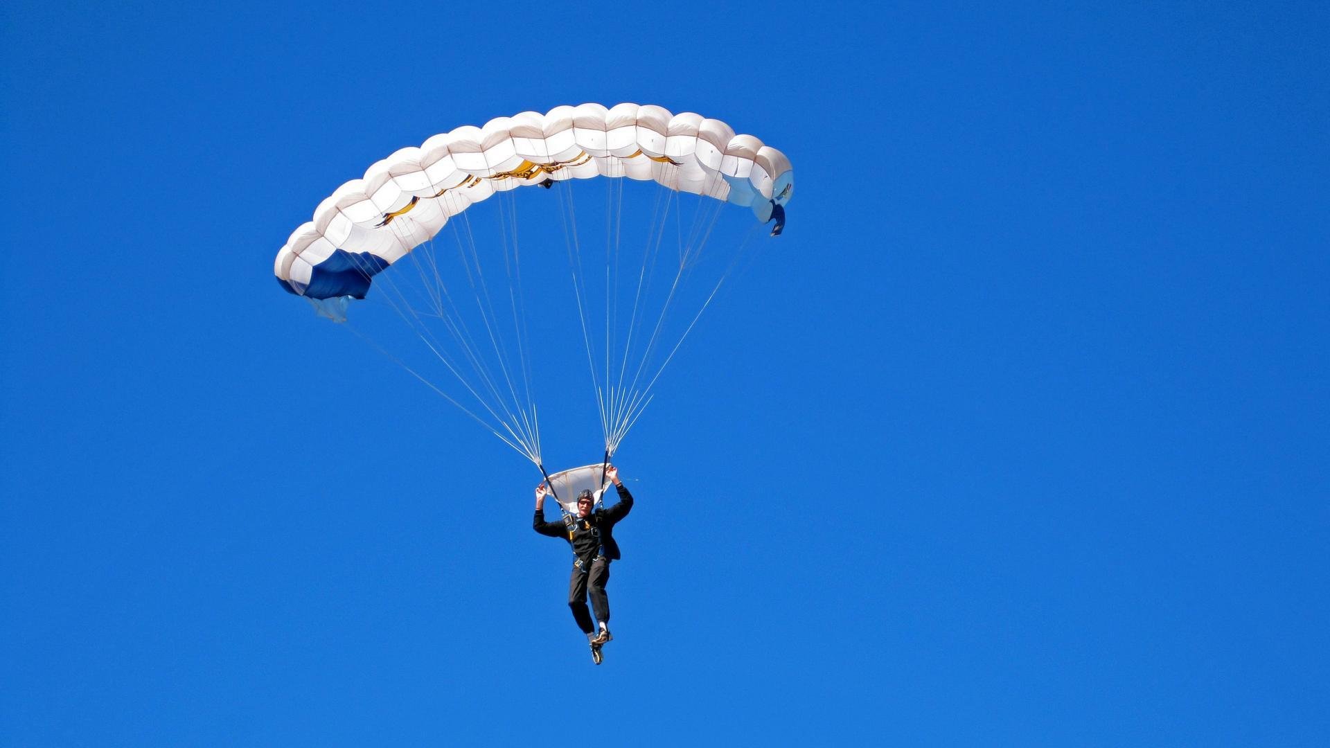 赛场突发事件：意外场面引发热议，比赛现场突发情况应对